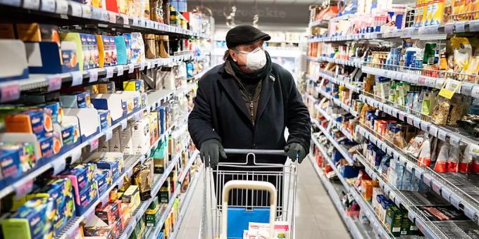 Obwohl Onlineshopping immer beliebter wird, kaufen die meisten Schweizerinnen und Schweizer nach wie vor im Laden ein. (Archivbild) shopping