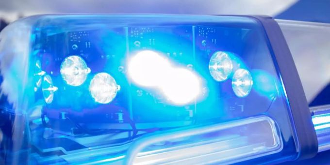 SYMBOLFOTO - Ein Blaulicht auf dem Dach eines Polizeifahrzeugs. Foto: Daniel Karmann/dpa SYMBOLFOTO - Ein Blaulicht auf dem Dach eines Polizeifahrzeugs. Foto: Daniel Karmann/dpa