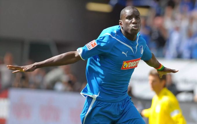 In Hoffenheim ist Demba Ba 2.5 Jahre erfolgreich – dann macht er sich mit seinem Wechsel-Wunsch unbeliebt. (Archivbild) Demba Ba