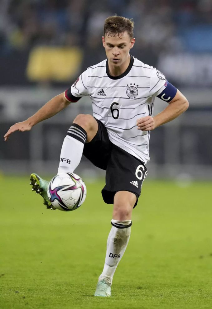 Joshua KImmich – hier als DFB-Kapitän – ist ein Vorbild für viele. Er hat sienen Kurs jetzt pro Impfung geändert. Joshua Kimmich