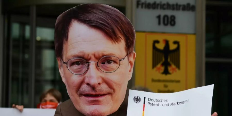 Aktivist mit Lauterbach-Maske