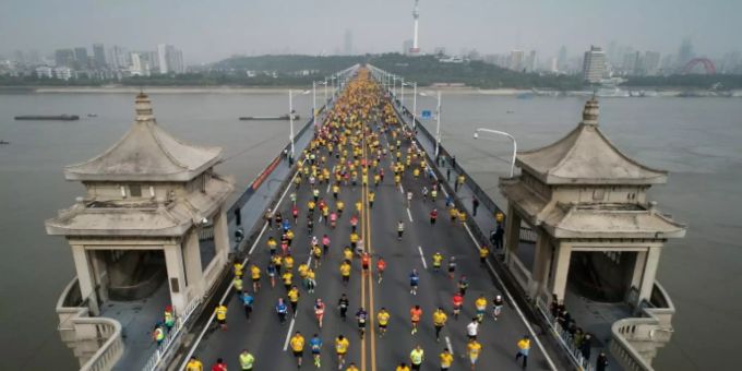 Läufer beim Marathon in Wuhan Läufer beim Marathon in Wuhan