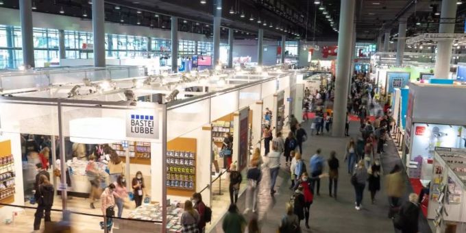 Mehr als 70.000 Besucherinnen und Besucher kamen in diesem Jahr zu Buchmesse nach Frankfurt am Main. Foto: Sebastian Gollnow/dpa Mehr als 70.000 Besucherinnen und Besucher kamen in diesem Jahr zu Buchmesse nach Frankfurt am Main. Foto: Sebastian Gollnow/dpa