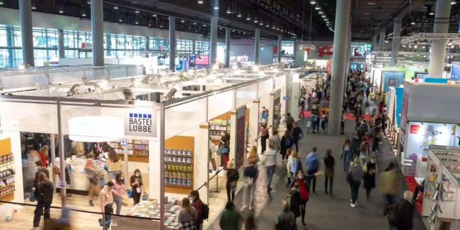 Mehr als 70.000 Besucherinnen und Besucher kamen in diesem Jahr zu Buchmesse nach Frankfurt am Main. Foto: Sebastian Gollnow/dpa