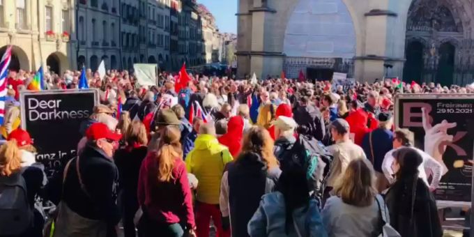 Schon gegen 12.30 Uhr versammelten sich die Teilnehmer der Demonstration gegen die Massnahmen zum Coronavirus auf dem Berner Münsterplatz. Coronavirus Demo Bern