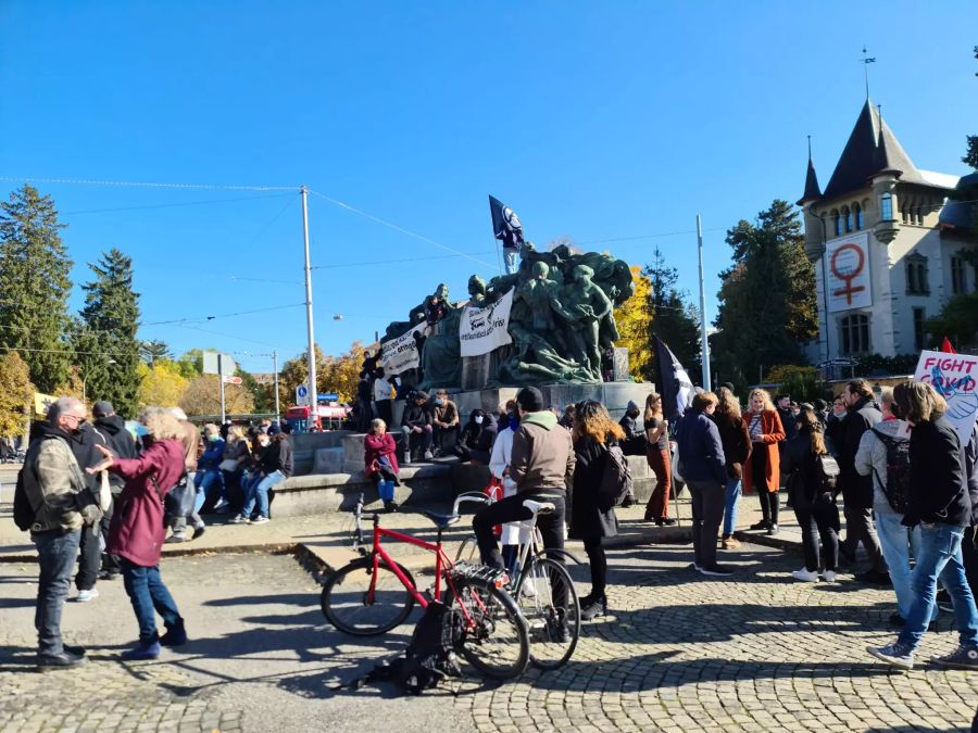 Die Teilnehmer der linken Demo beim Helvetiaplatz.