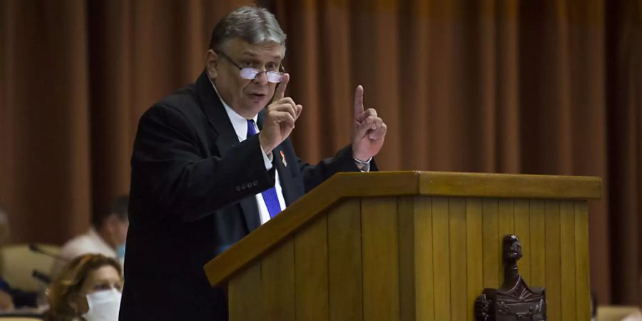 ARCHIV - Miguel Diaz-Canel, Präsident von Kuba, spricht im Parlament. Der kubanische Staatschef hat am 25.10.2021 die Vereinigten Staaten beschuldigt, die Karibikinsel destabilisieren zu wollen. Foto: Irene Perez/Cubadebate/dpa - ACHTUNG: Nur zur redaktionellen Verwendung und nur mit vollständiger Nennung des vorstehenden Credits