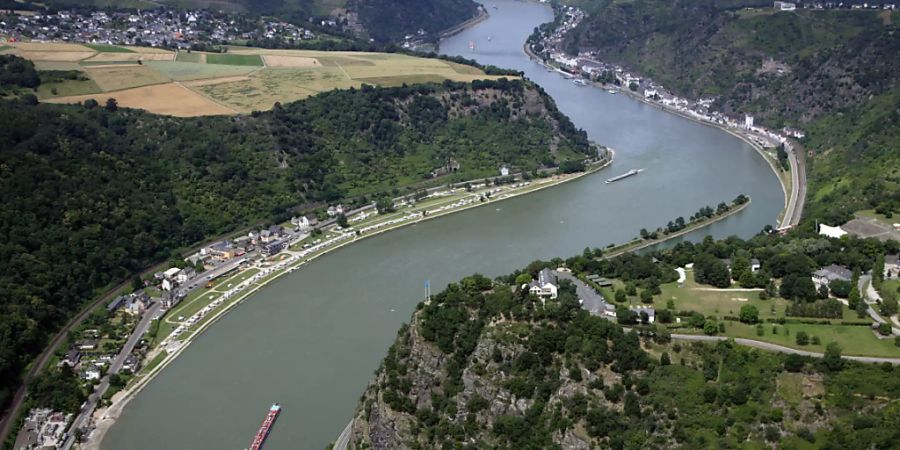 Ein mit 1300 Tonnen Diesel beladenes Schiff ist auf dem Rhein bei St. Goar nahe der Loreley auf Grund gelaufen. (Archivbild)