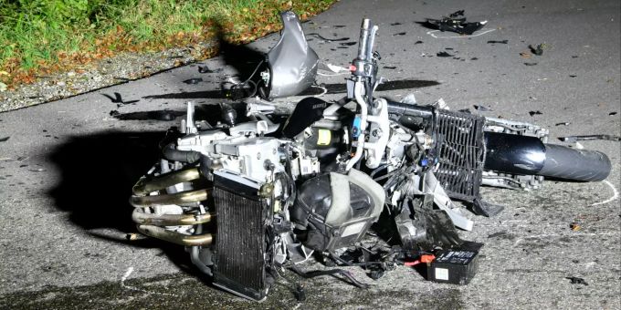 Der Fahrer des Motorrads wurde beim Unfall in Küttigen AG schwer verletzt.