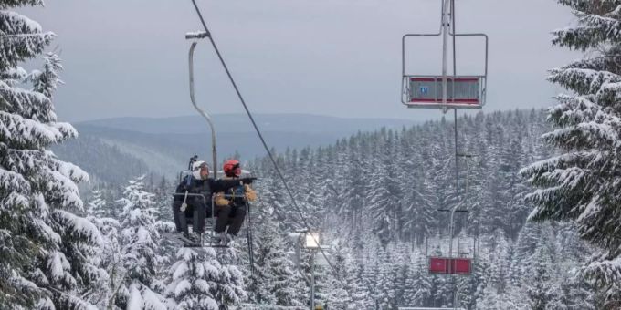 Skifahrer sitzen in einem Skilift. Trotz verschärfter Corona-Regeln können Skifahrer die Lifte in Thüringen mit 3G-Nachweis nutzen. Foto: Candy Welz/dpa-Zentralbild/dpa/Archiv Skifahrer sitzen in einem Skilift. Trotz verschärfter Corona-Regeln können Skifahrer die Lifte in Thüringen mit 3G-Nachweis nutzen. Foto: Candy Welz/dpa-Zentralbild/dpa/Archiv