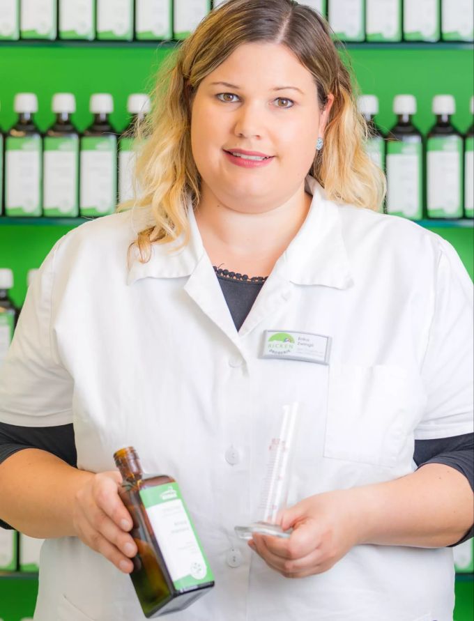 Erika Zwingli vor dem abfüllen von spagyrischen Essenz. Ricken Drogerie Erika Zwingli