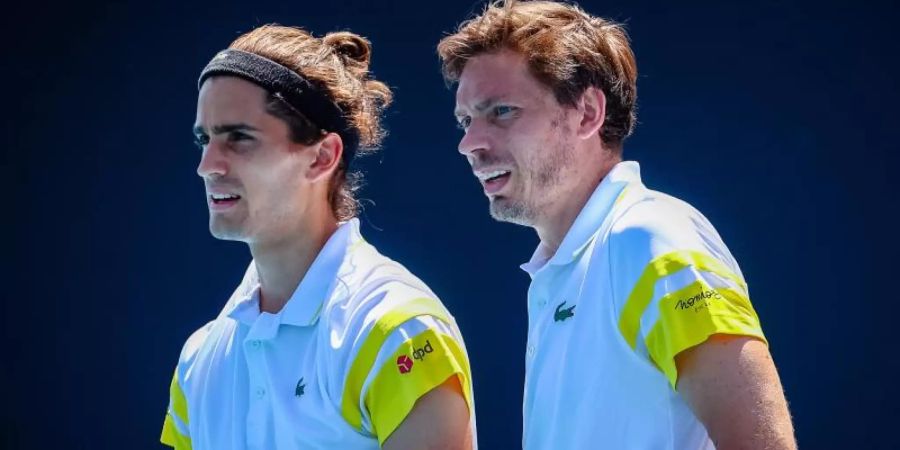 Die Franzosen Pierre-Hugues Herbert (l) und Nicolas Mahut haben sich nach 2019 erneut den Doppel-Titel der ATP Finals gesichert. Foto: Patrick Hamilton/BELGA/dpa