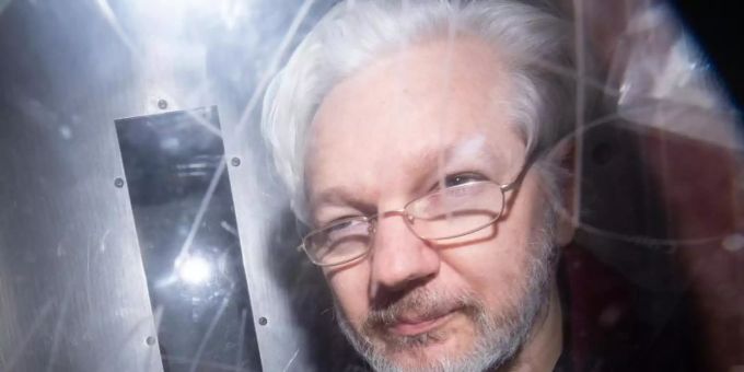 Wikileaks-Gründer Julian Assange verlässt das Westminster Magistrates Gericht nach einer Anhörung zum Auslieferungsgesuch der USA. Foto: Dominic Lipinski/PA Wire/dpa Wikileaks-Gründer Julian Assange verlässt das Westminster Magistrates Gericht nach einer Anhörung zum Auslieferungsgesuch der USA. Foto: Dominic Lipinski/PA Wire/dpa