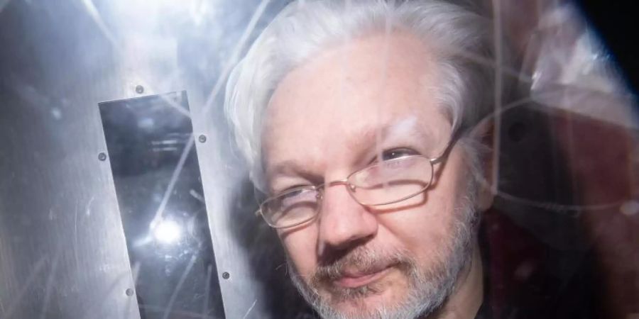 Wikileaks-Gründer Julian Assange verlässt das Westminster Magistrates Gericht nach einer Anhörung zum Auslieferungsgesuch der USA. Foto: Dominic Lipinski/PA Wire/dpa