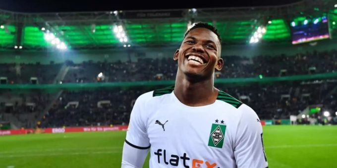 Mönchengladbachs Breel Embolo freut sich über den Sieg seiner Mannschaft. Foto: Marius Becker/dpa Mönchengladbachs Breel Embolo freut sich über den Sieg seiner Mannschaft. Foto: Marius Becker/dpa