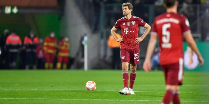 Die Bayern-Stars um Thomas Müller (l) und Benjamin Pavard waren nach der Niederlage bedient. Foto: Marius Becker/dpa bayern