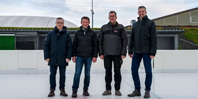 Von links: Amtsleiter Freizeitanlagen und Sport Roman Brülisauer, ehemaliger Eismeister Martin Wasserfallen, Sportanlagenleiter Roman Wegmüller und Stadtrat Fabrizio Hugentobler auf dem äusseren Eisfeld in Frauenfeld