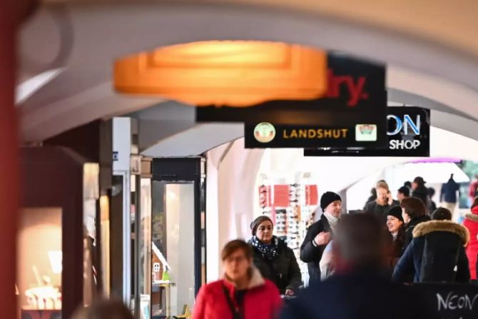 Deutsche Passanten beim Einkauf in Landshut (Bayern).