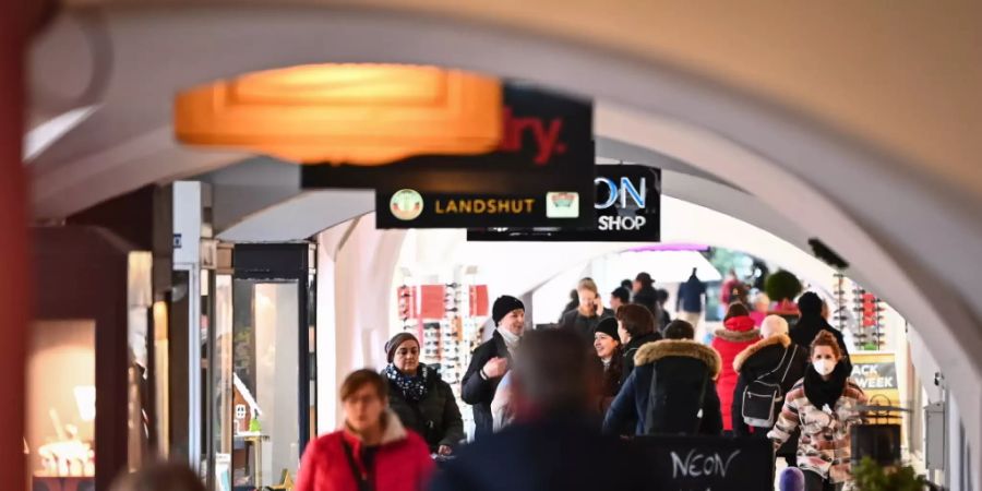 Deutsche Passanten beim Einkauf in Landshut (Bayern).