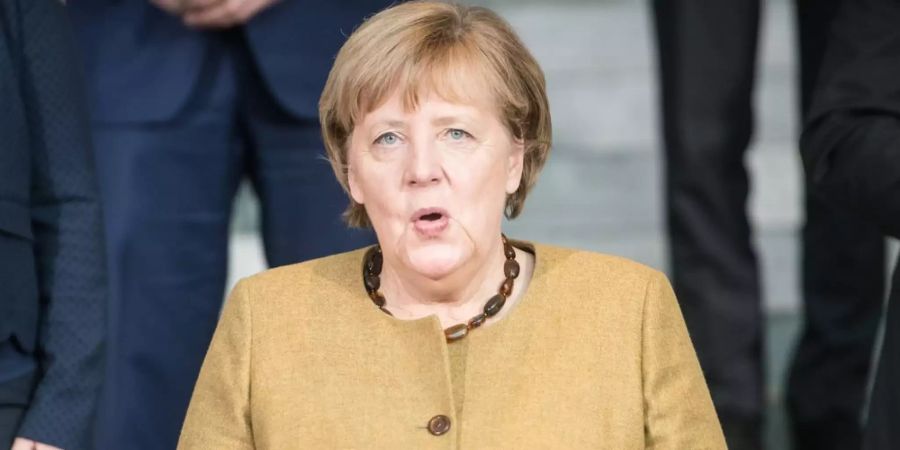 Für Angela Merkel wird es rote Rosen regnen.