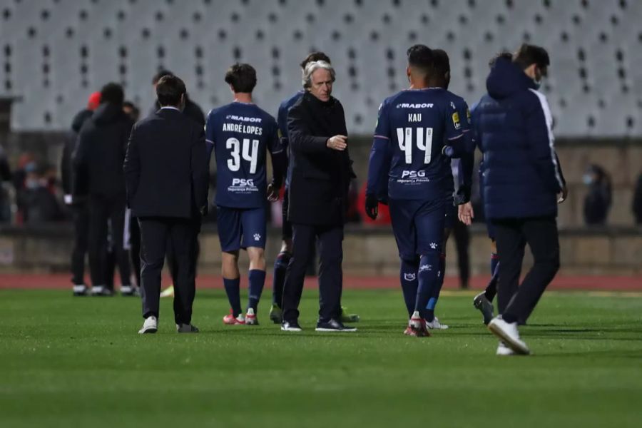 In Portugal wurde die Partie zwischen Belenenses und Benfica wegen zu wenig einsatzfähigen Spielern abgebrochen.