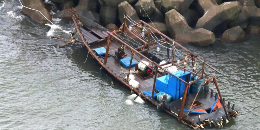 An der japanischen Küste wurde ein Boot mit acht Leichen entdeckt. (Bild: Boot, das letzte Woche mit Nordkoreanern in Japan strandete.