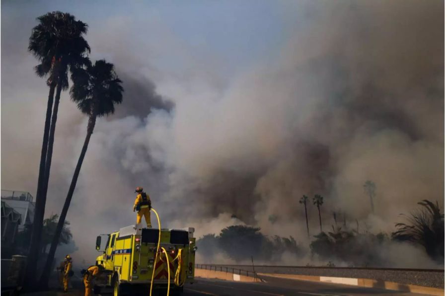 Feuerwehrmänner in Ventura County versuchen, die Brände unter Kontrolle zu bringen.