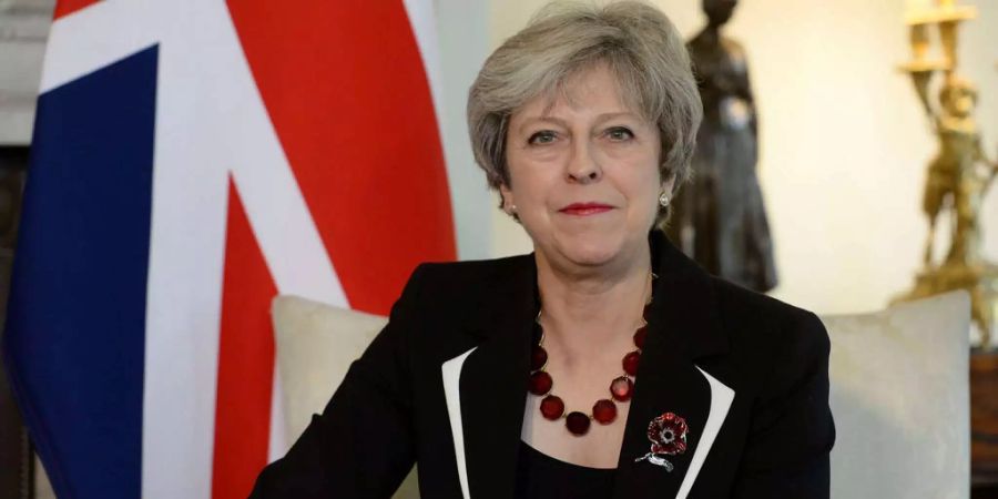 Theresa May wird von zwei Ministern gefordert.