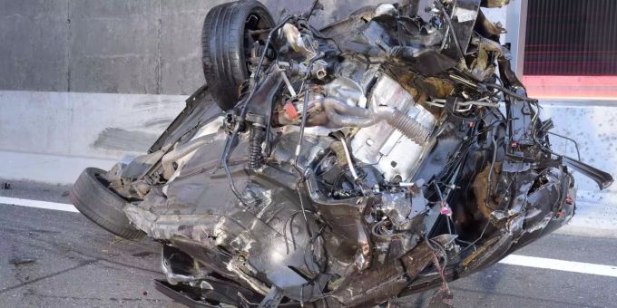 Das Auto blieb völlig demoliert zurück. Der Fahrer wurde bei dem Unfall mittelschwer verletzt. Das Auto blieb völlig demoliert zurück. Der Fahrer wurde bei dem Unfall mittelschwer verletzt.