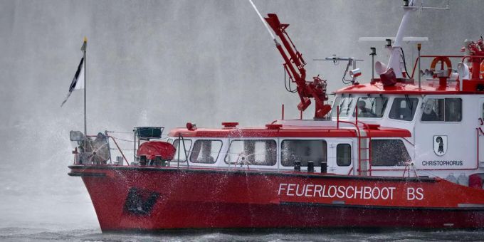 Ein Löschboot auf dem Rhein geriet durch eine Welle ins Wanken. Ein Löschboot auf dem Rhein geriet durch eine Welle ins Wanken.