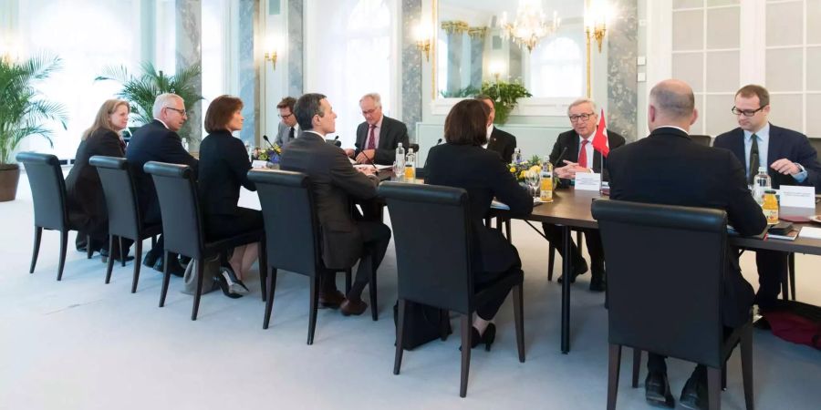 Schweizer Delegation mit Pascale Baeriswyl (3.v.l), Ignazio Cassis (4.v.l.) und Bundespräsidentin Doris Leuthard (5.v.l.) am Verhandlungstisch mit EU-Vertretern.