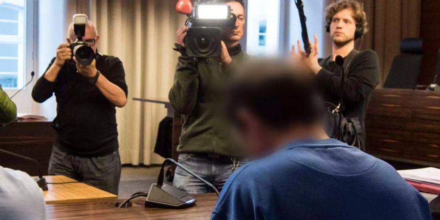 Ein wegen Mordes und besonders schwerer Vergewaltigung angeklagter 40-jähriger Lastwagenfahrer aus Rumänien (2.v.r) sitzt am 22.11.2017 im Sitzungssaal des Landgerichtes in Freiburg.