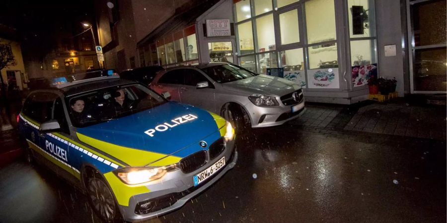 Polizeikräfte stehen vor dem Dönerimbiss in Altena (DE), wo Bürgermeister Hollstein mit einem Messer angegriffen wurde.