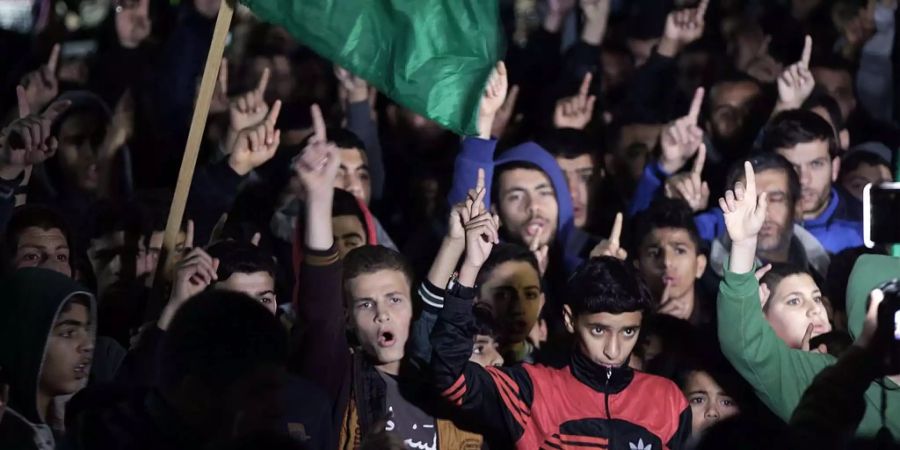 In Jabaliya im nördlichen Gaza-Streifen gingen Flüchtlinge auf die Strasse um gegen Trumps Entscheid zu protestieren.