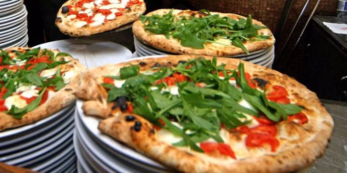 Wegen mangelnder Hygiene ist ein Pizzaiolo aus der Nähe von Bern zu einer Geldbusse verurteilt worden. (Symbolbild) Pizza Bern Hygiene