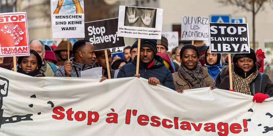 Demonstranten protestieren gegen Sklaverei und Gefängnislager in Libyen.