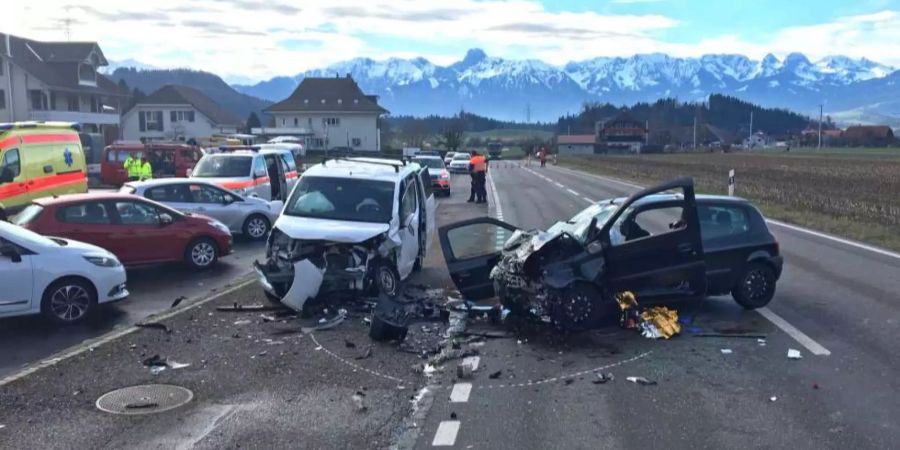 Sieben Personen wurden beim Unfall verletzt.