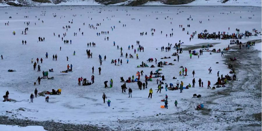 Bereits für den dritten Winter in Folge heisst es: Eis frei auf dem Oeschinensee.