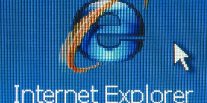 Eine Maus klickt auf das Icon des Internet Explorers (Symbolbild). Internet Explorer Logo