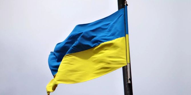 Die Flagge der Ukraine weht im Wind.