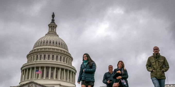 Menschen kommen im Besucherzentrum des Kapitols an, während die Kongress-Abgeordneten arbeiten, um einen anteiligen Regierungsstillstand zu verhindern. Kapitol in Washington