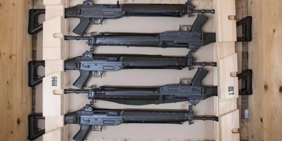 Das Sturmgewehr der Schweizer Armee - erst seit 2010 wird ein Waffenerwerbsschein benötigt um es nach der Ausmusterung zu behalten.