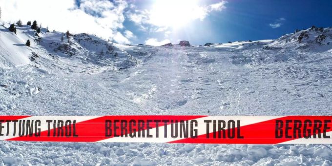 Ein Lawinenabgang in Tirol hat zwei Todesopfer gefordert. (Archivbild) Ein Lawinenabgang in Tirol hat ein Todesopfer gefordert.