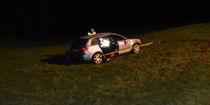 Ein Polizist sichert den Unfallwagen in Gähwil SG.