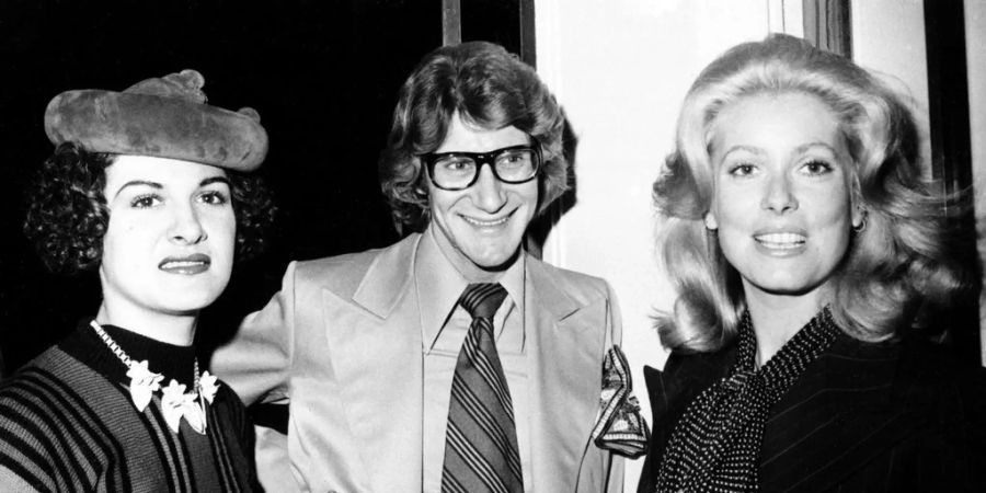 Yves Saint-Laurent mit Paloma Picasso (l) und Catherine Deneuve.