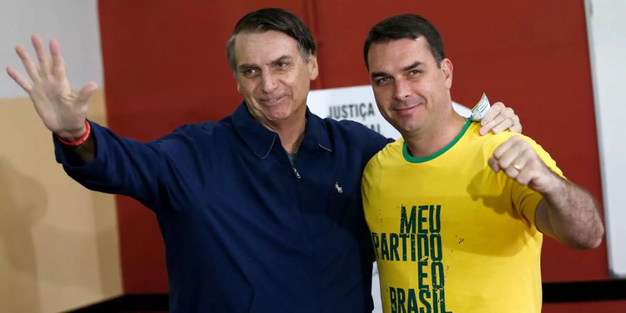 Jair Bolsonaro und sein Sohn Flávio lassen sich feiern.