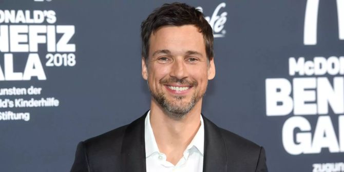 Der Schauspieler Florian David Fitz lächelt in die Kamera.