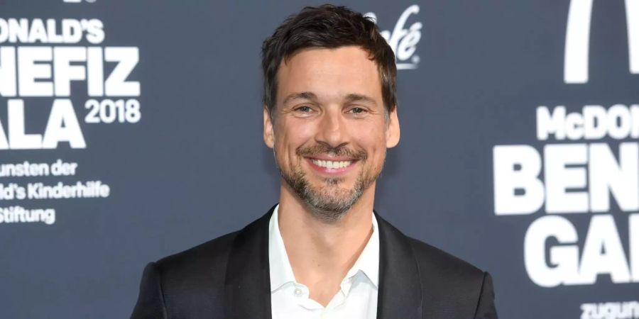 Der Schauspieler Florian David Fitz lächelt in die Kamera.