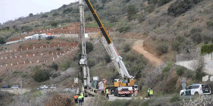 Die Bohrmaschine mit der ein Bergungstunnel senkrecht zum Schacht gegraben werden soll. Spanien bangt um Zweijährigen