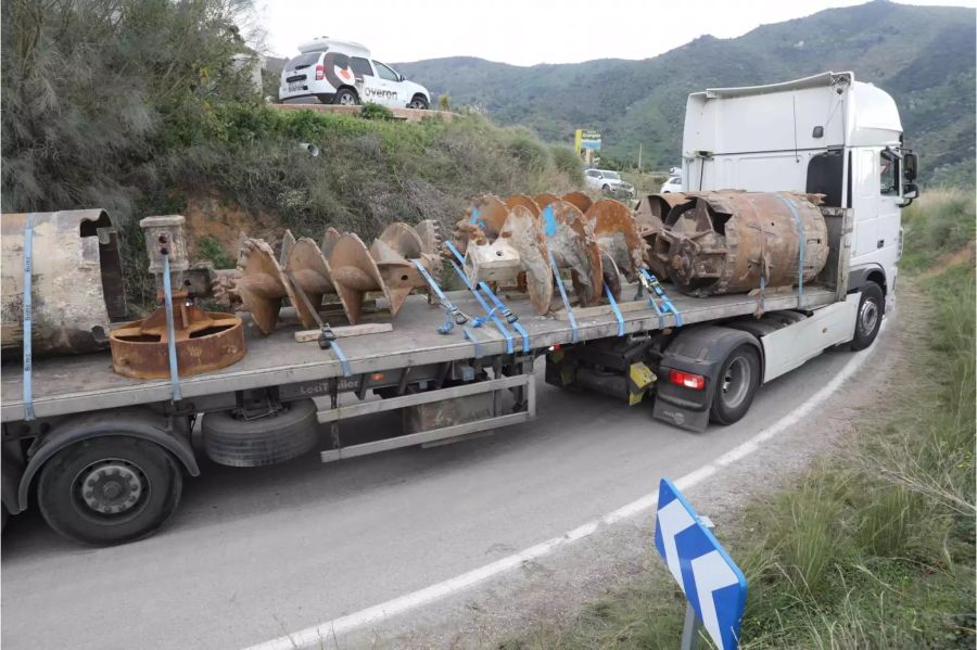 Die Tonnen schwere Maschine musste für den Transport in zwei Teile zerlegt werden.